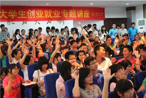 校園巡講新鄉(xiāng)學(xué)院站演講報道