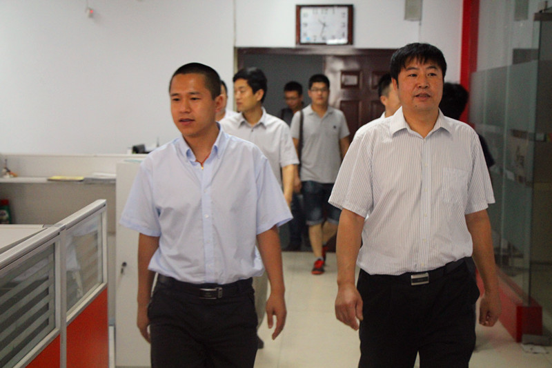 新鄉(xiāng)市紀委監(jiān)察局領(lǐng)導蒞臨青峰網(wǎng)絡(luò)指導工作